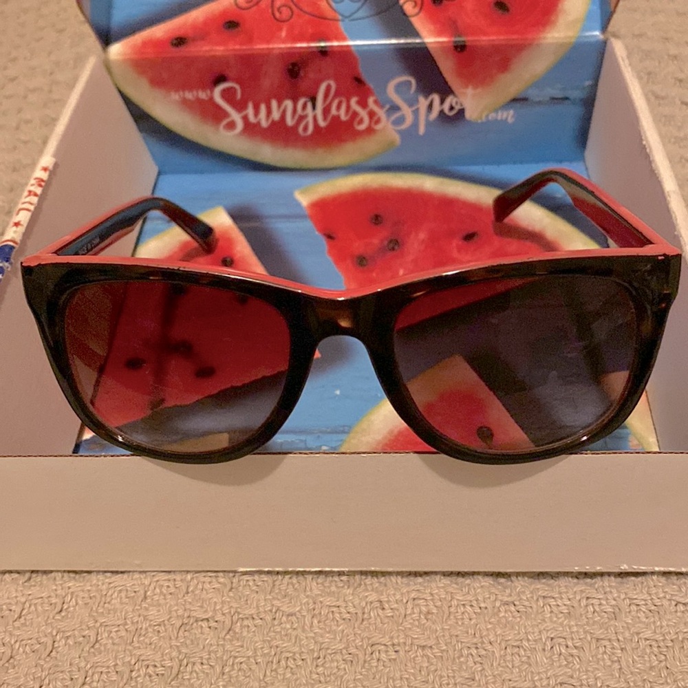 Tortoise shell brown frame sunglasses